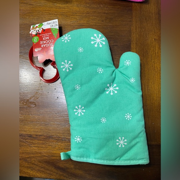 Mickey oven mitt & cookie cutter set - Picture 2 of 2